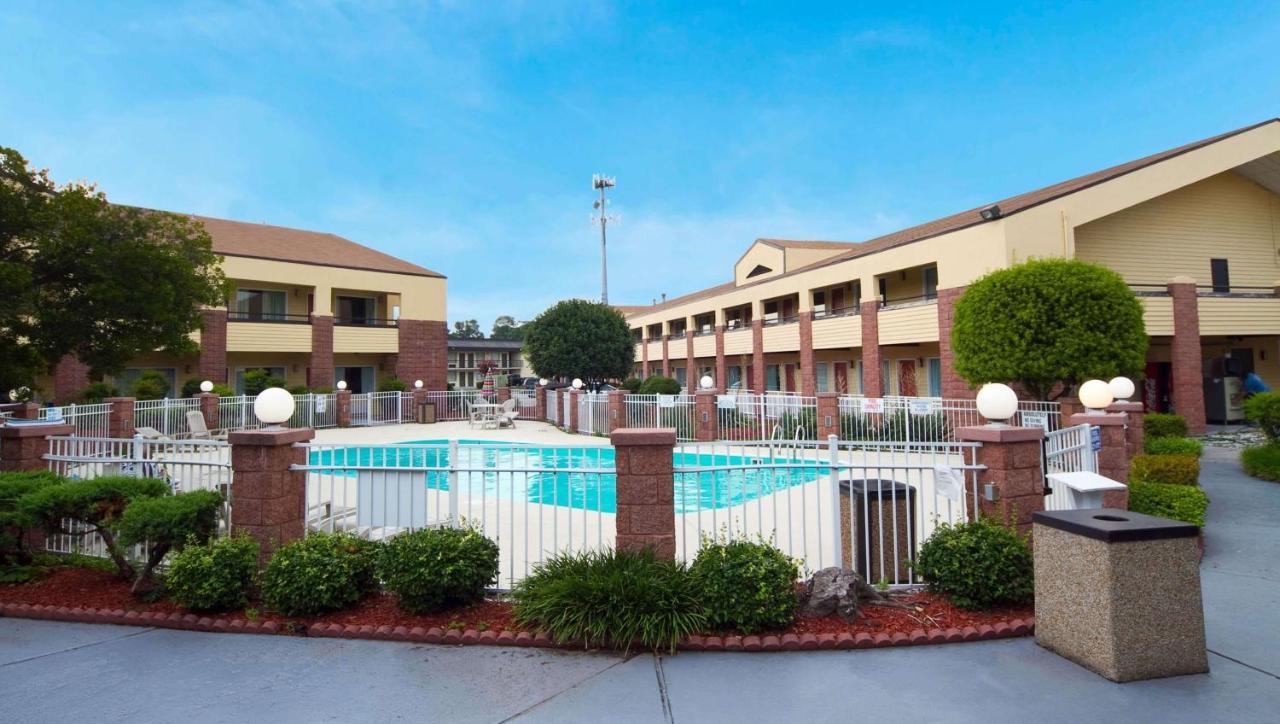 Magnuson Hotel Virginia Beach Exterior photo